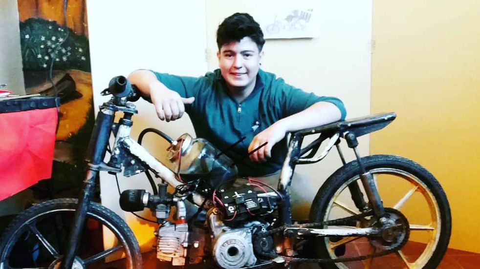 Tiene 18 años y diseñó una moto que funciona con agua salada usando su hidrógeno