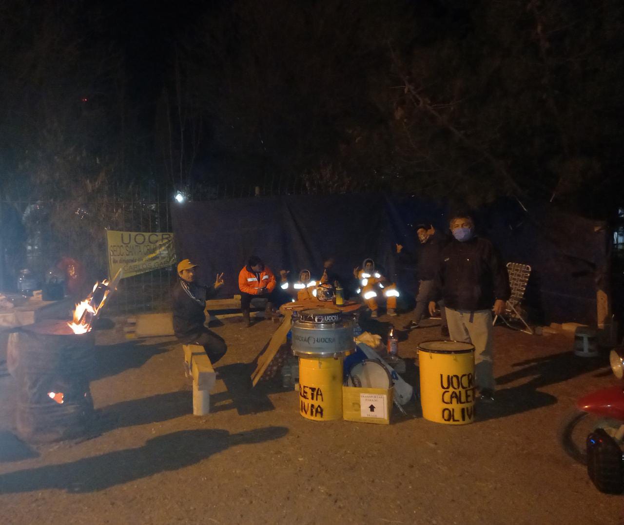 Trabajadores acampan fuera de CGC (ex Sinopec) por conflicto con la Pyme FCS Servicios