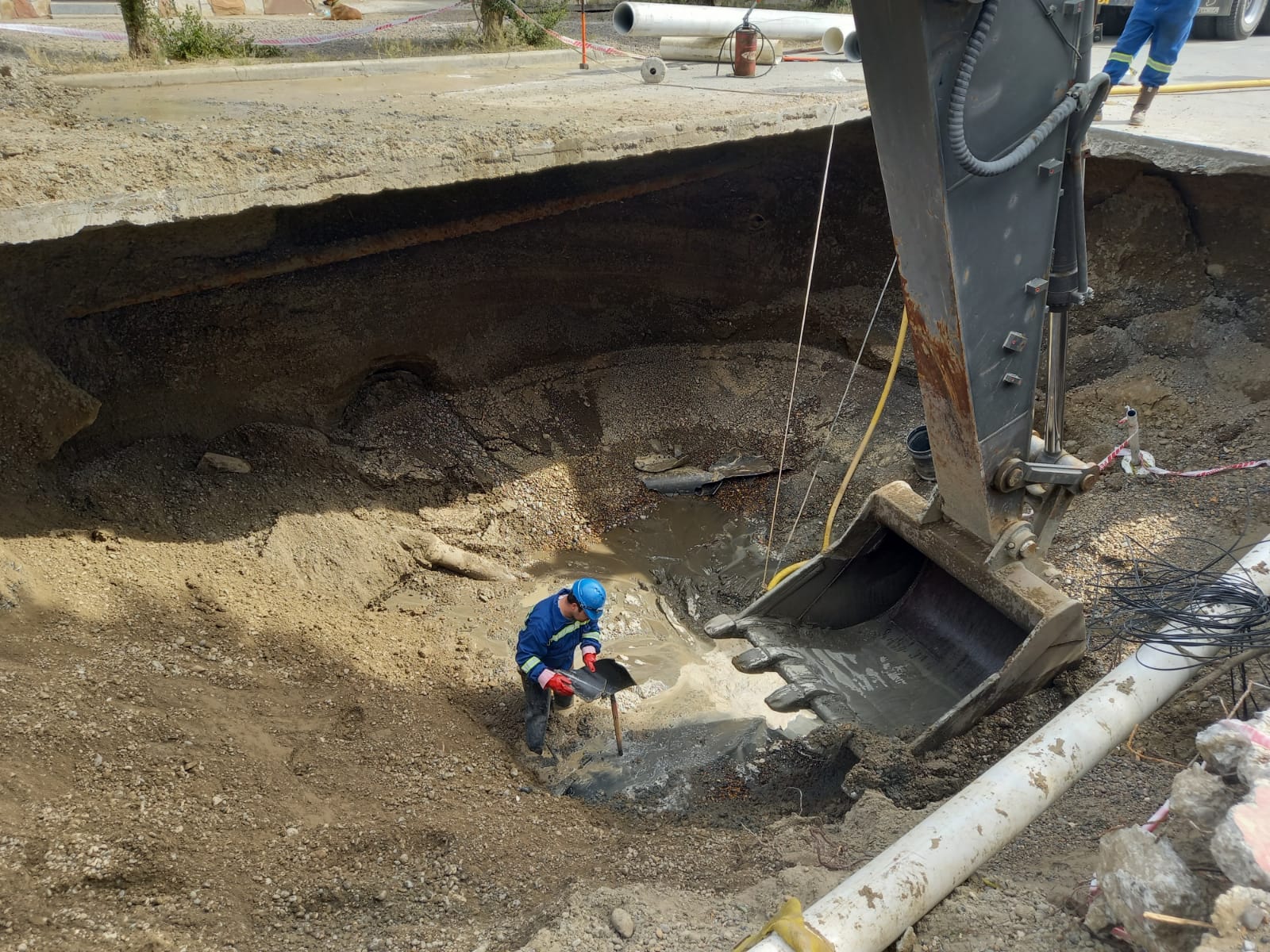 Cavaron zanja de 6 metros de profundidad para cambiar cañerías de cloaca