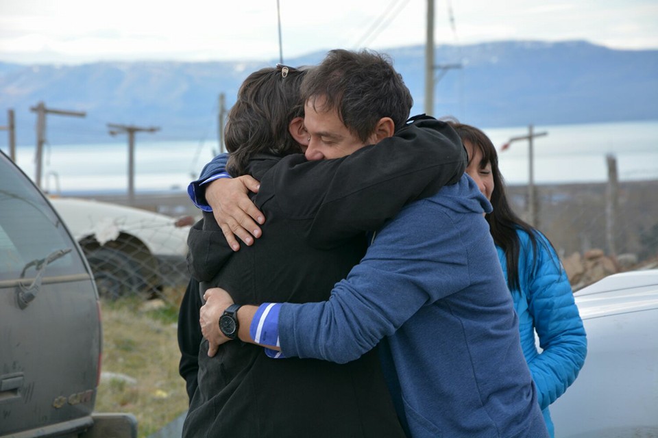 Costa hizo una cierre de campaña caminando junto a la gente 
