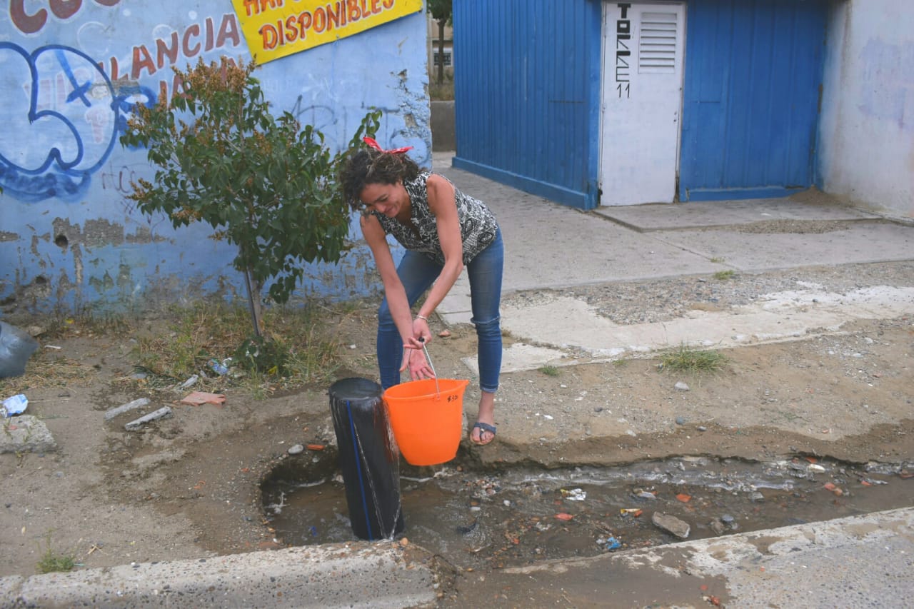 Insólito: los vecinos sacan agua desde un caño roto de una vereda para sus hogares