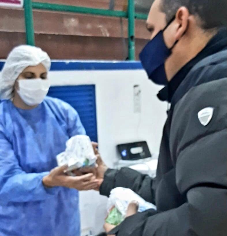 El concejal Murua se acerco a los trabajadores para felicitarlos y agradecerles en el día mundial de la enfermeria 