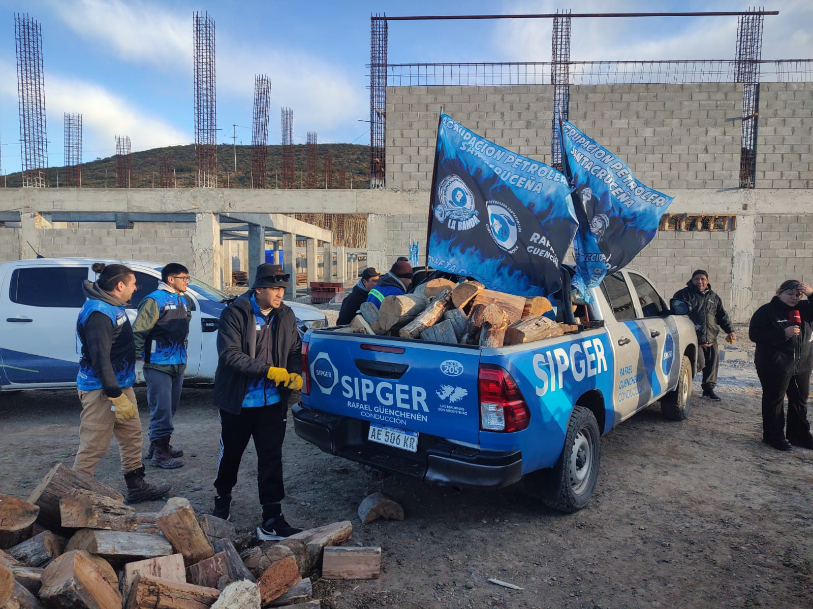 SPIGER y el Municipio entregan leña a familias sin gas natural