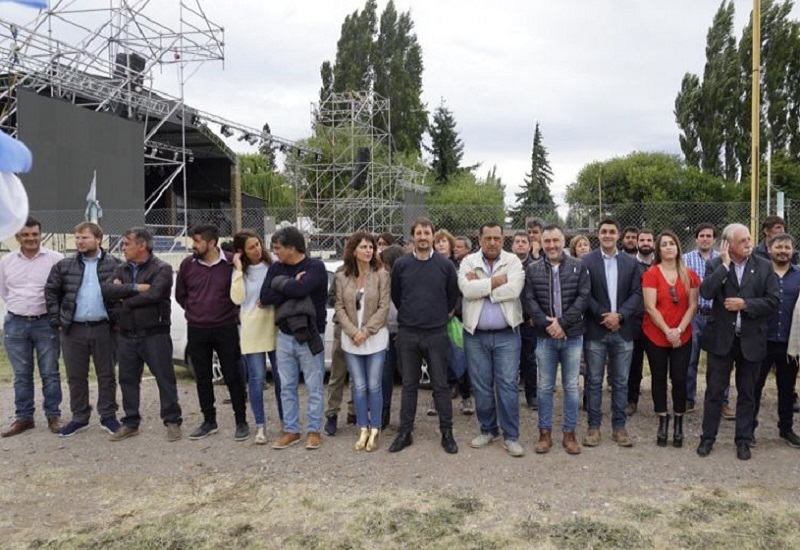 El Gobierno acompañó el acto central de la Fiesta de la Cereza en Los Antiguos