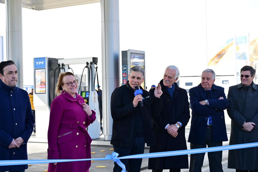 YPF inauguró ayer la primera estación del futuro de Santa Cruz