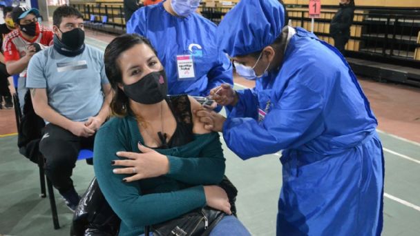 Gallegos ya rompió la barrera de los 30, y vacuna a mayores de veinti-tantos sin restricción