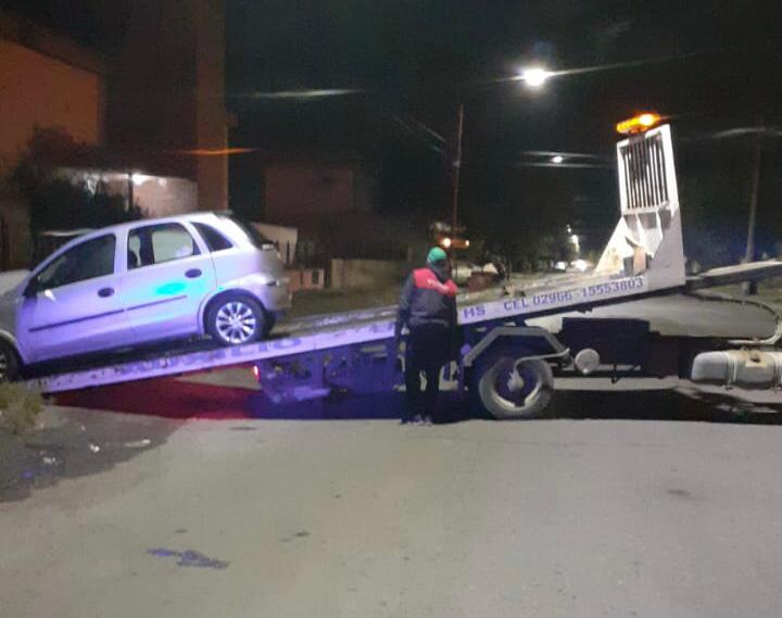 Detienen a ladrones sustrayendo elementos de vehículos en pleno robo