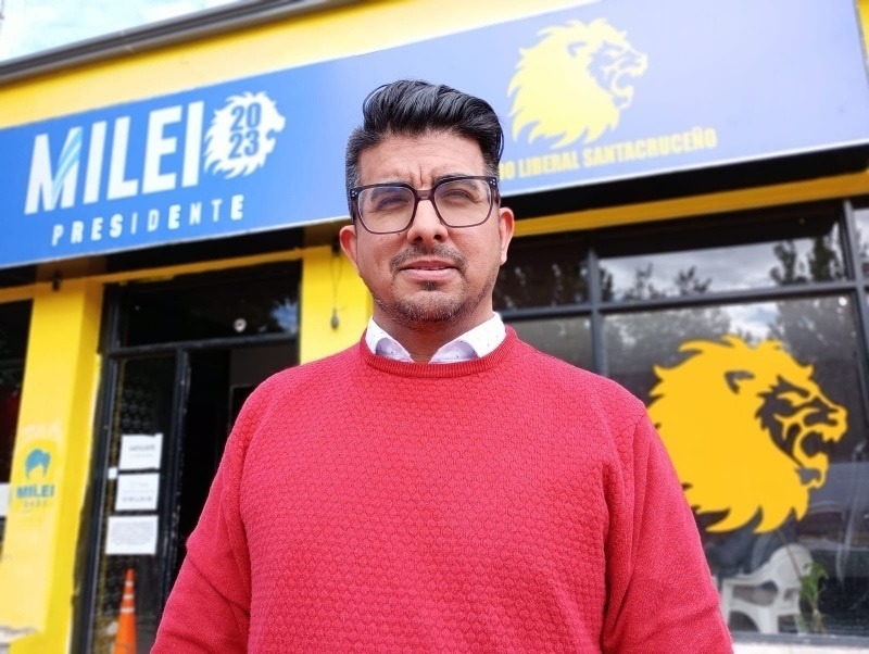 Guzmán sostiene su postura y no se disculpa por la bandera en llamas 