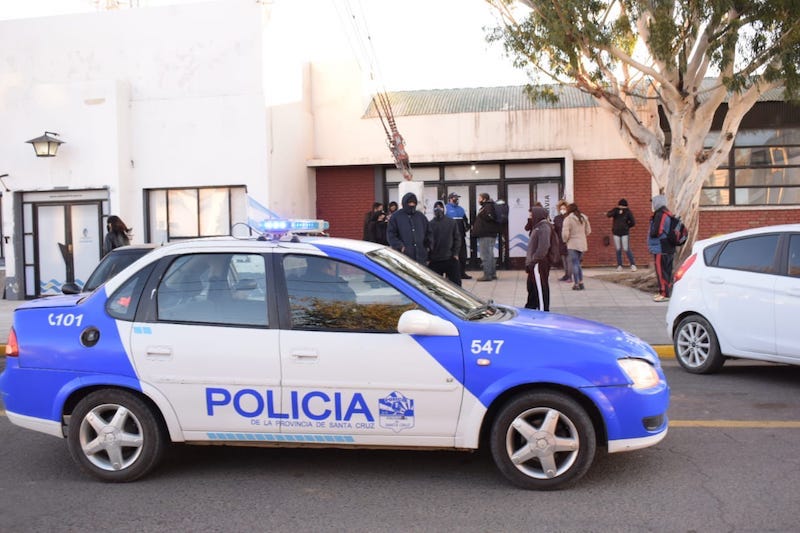 Trabajadores de cooperativas y planes sociales se manifestaron en el municipio, piden cobrar y pasar a contrato