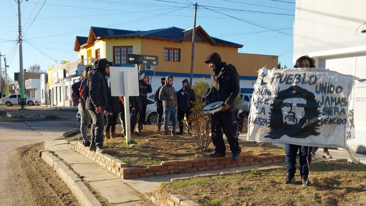 Jubilados petroleros vuelven a reclamar al PAMI por demoras en tratamientos y falta de respuestas
