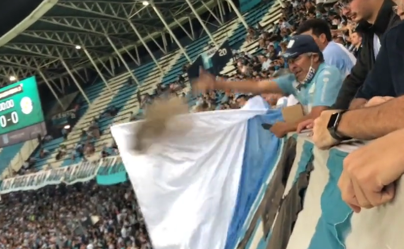 Insólito: tiró las cenizas de un familiar fallecido en la cancha de Racing y les cayeron a otros hinchas