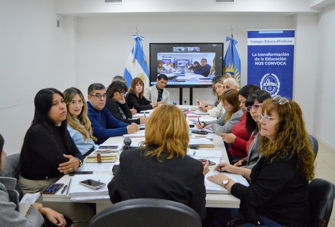 Educación avanza en la planificación y seguimiento de políticas educativas en Santa Cruz