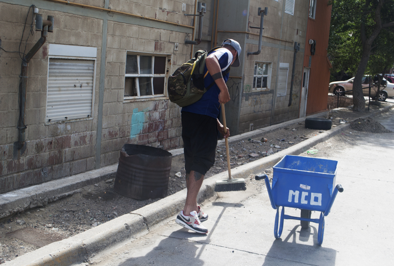 Servicios retomó los operativos de limpieza en la Primera Laguna y en barrio Gobernador Gregores