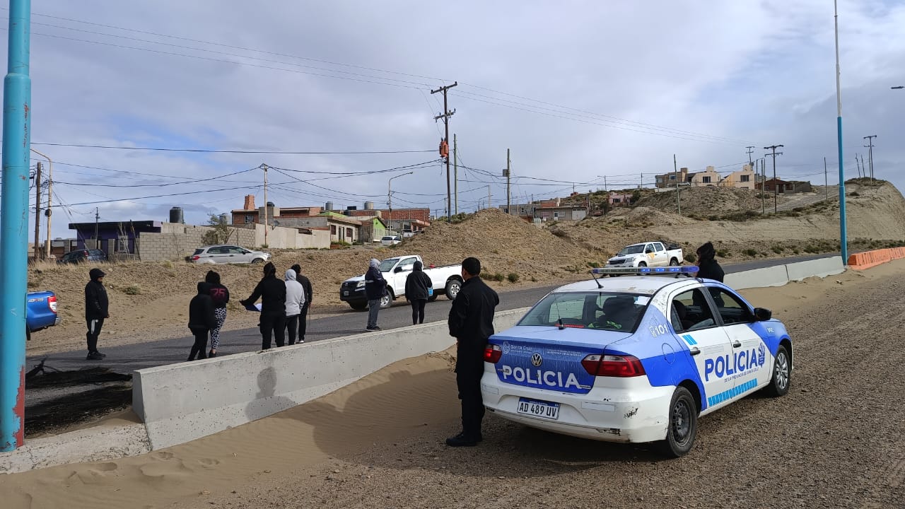 Protesta de vecinos del 17 de Octubre: buscan agua en el mar de Caleta Olivia para tirar al inodoro