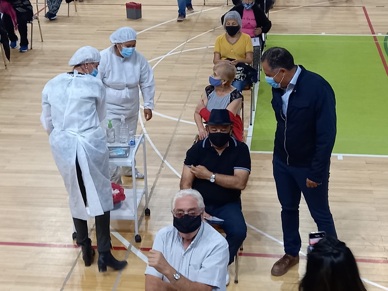 El vice gobernador y el intendente local recorrieron el vacunatorio del Complejo Deportivo en Caleta Olivia