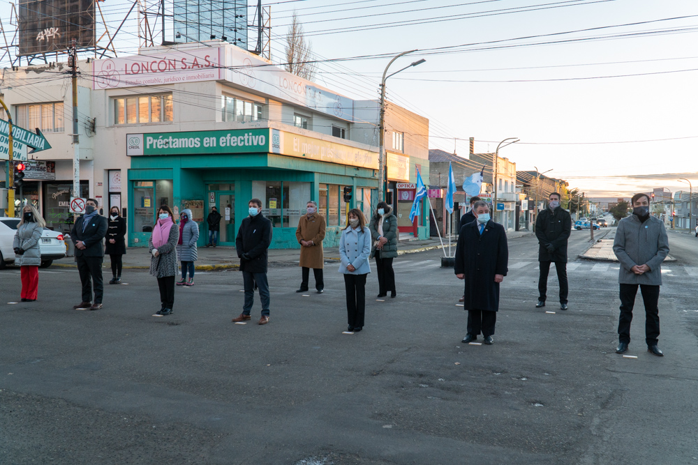 Día de la Patria: Autoridades Provinciales participaron del izamiento por el 25 de Mayo