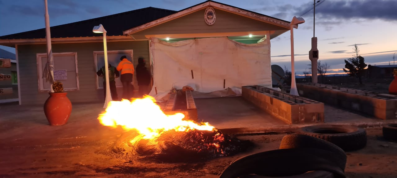 Trabajadores de la Comisión de Fomento de Koluel Kaike tomaron la comuna