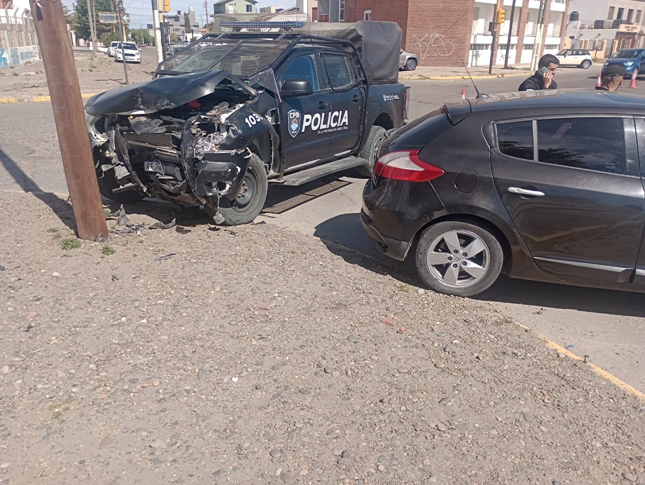 Un móvil policial protagonizó un fuerte choque contra un auto en la costanera