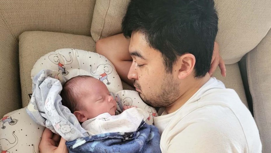 Tuvo un hijo por gestación subrogada, quiso tomarse licencia por nacimiento y lo echaron