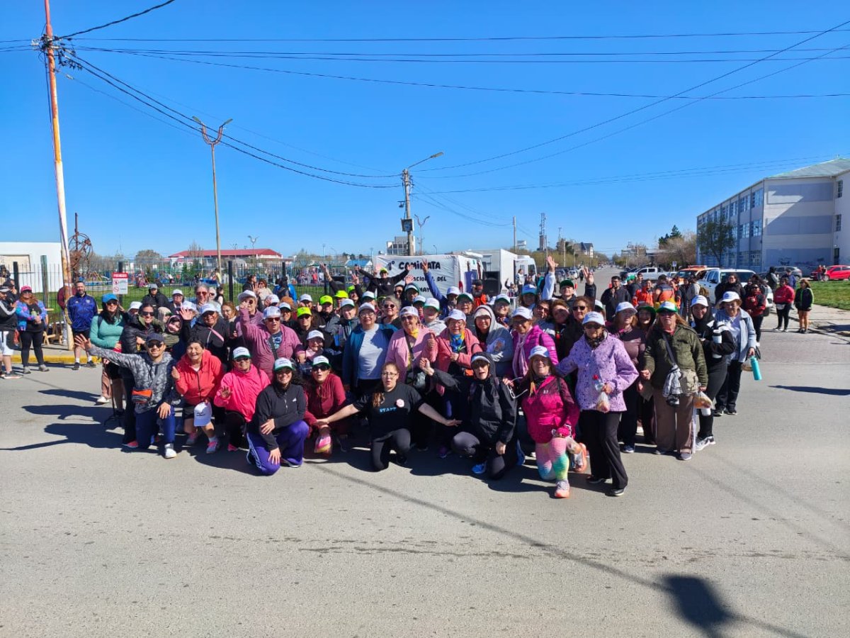 Una multitudinaria caminata reunió a familias y adultos mayores en Río Gallegos