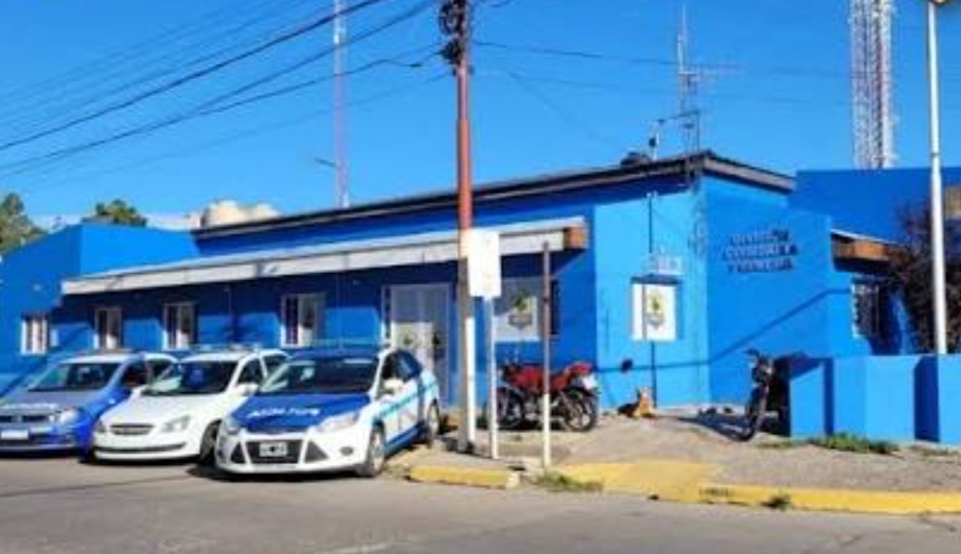 Entró a una vivienda con la puerta abierta y escapó con un celular