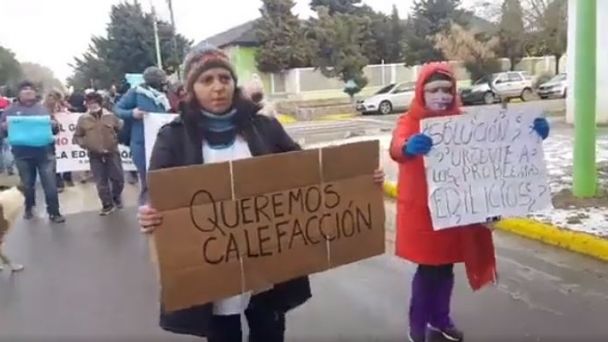 Padres de Las Heras marcharon pidiendo calefacción para los colegios