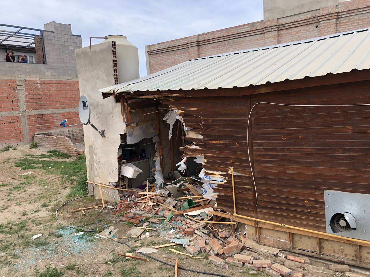 Mira el vídeo en el que una máquina destruye una vivienda en el barrio Vista Hermosa 