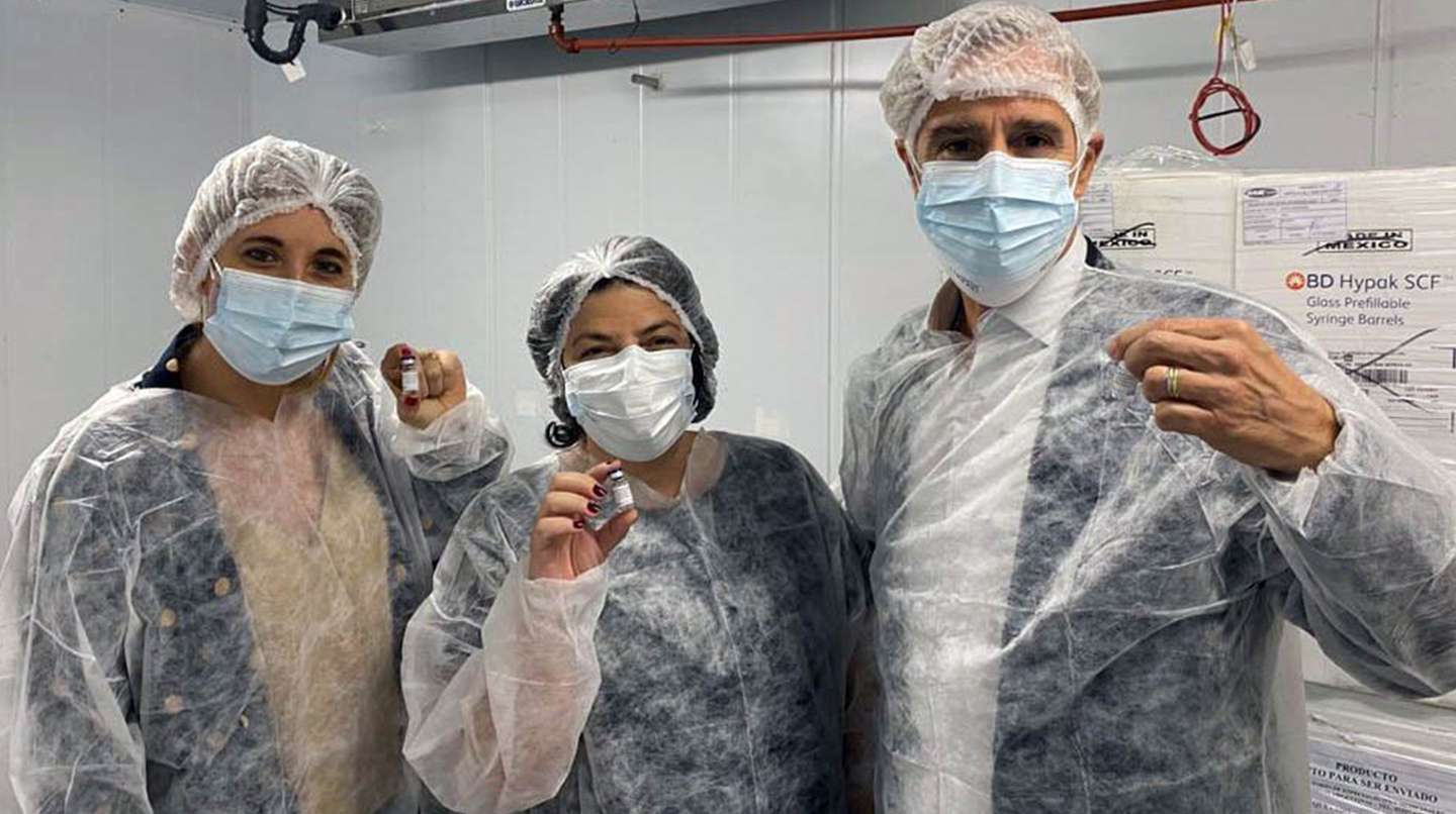 Empieza la producción local de la Sputnik V: cuántas primeras y segundas dosis fabricarán y cuál es la diferencia con la Light