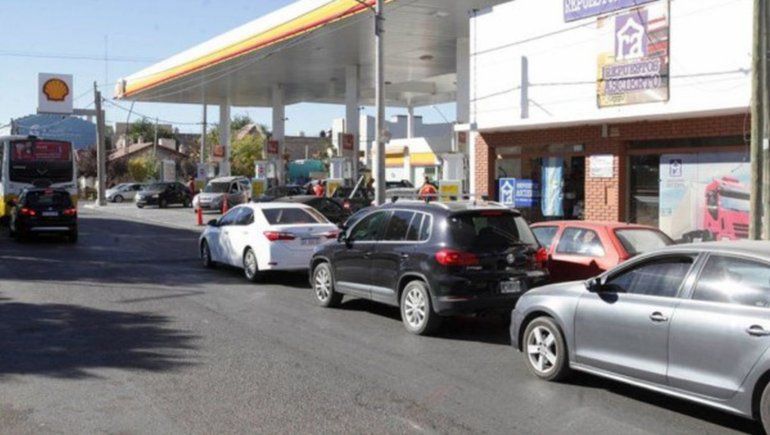 La gente duerme arriba de los autos para cargar combustibles