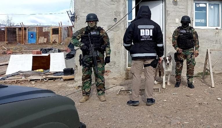 Los allanaron por amenazas con armas de fuego y les encontraron droga