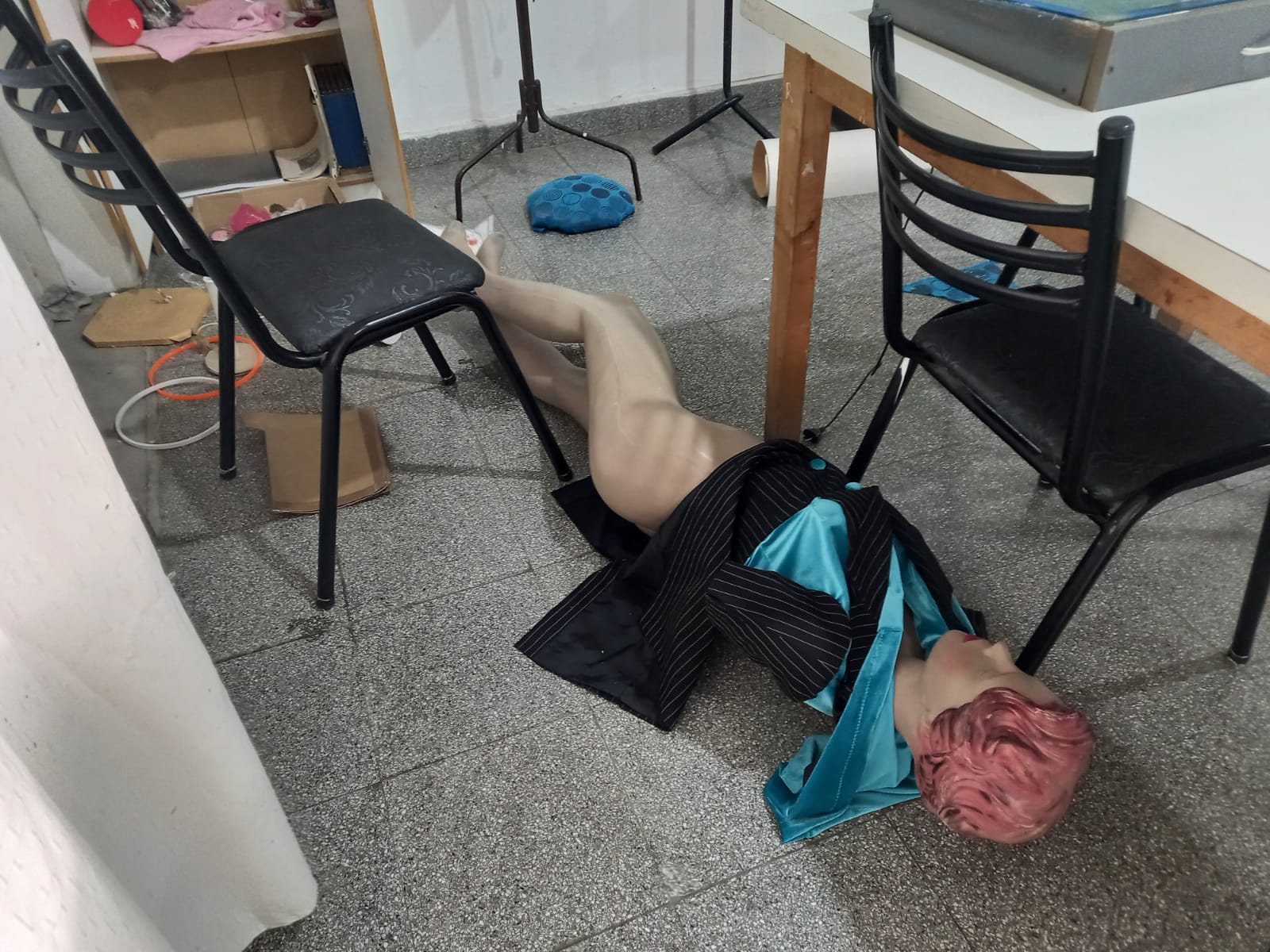 Entraron por la puerta principal y se llevaron herramientas de los talleres