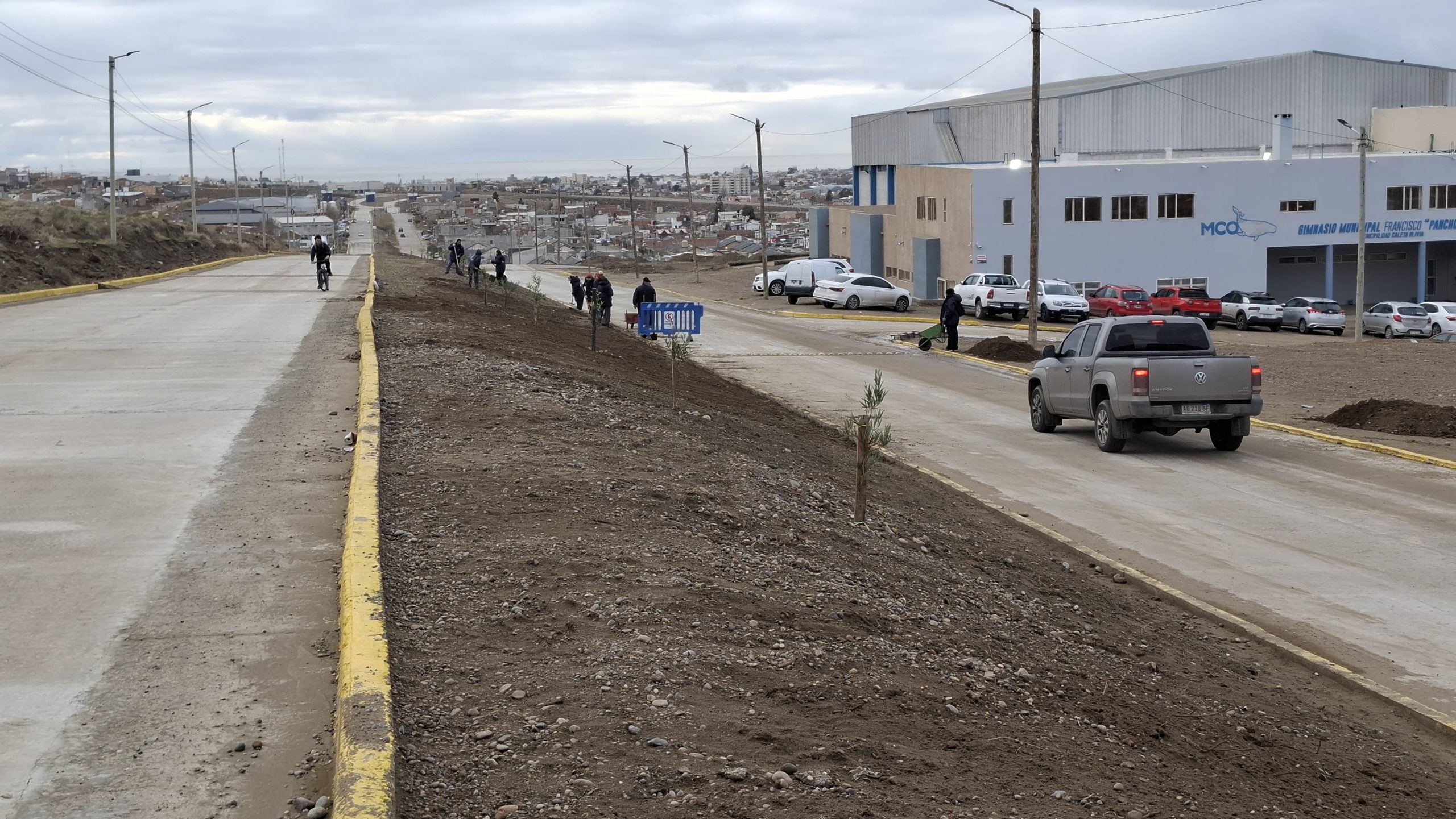 Preparan suelo para avanzar con la siembra de césped en espacios públicos