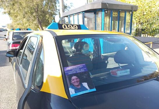 Taxistas comienzan a utilizar la foto de Marcela López en sus automóviles