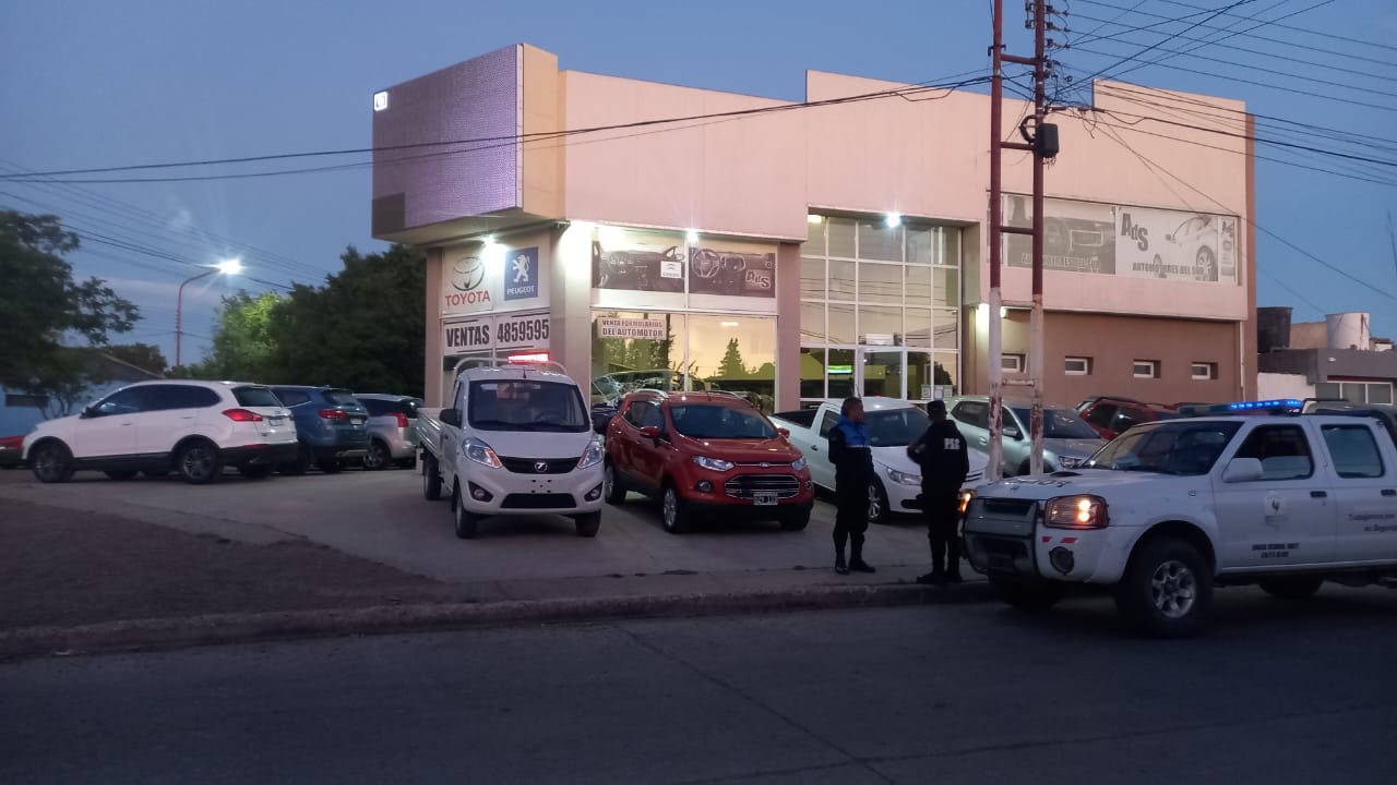En plena madrugada intentaron robar en Automotores del  Sur