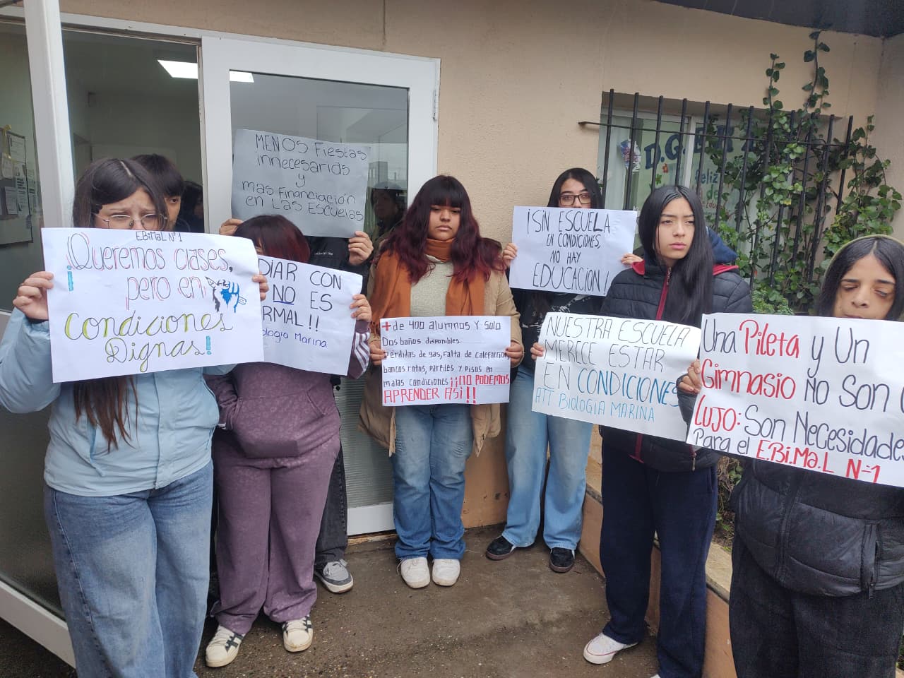 Padres y estudiantes del Biología Marina reclamaron por las condiciones del edificio