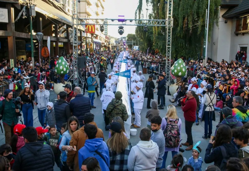 Bariloche, una fiesta: La barra de chocolate más larga del mundo batió el récord de los 210 metros