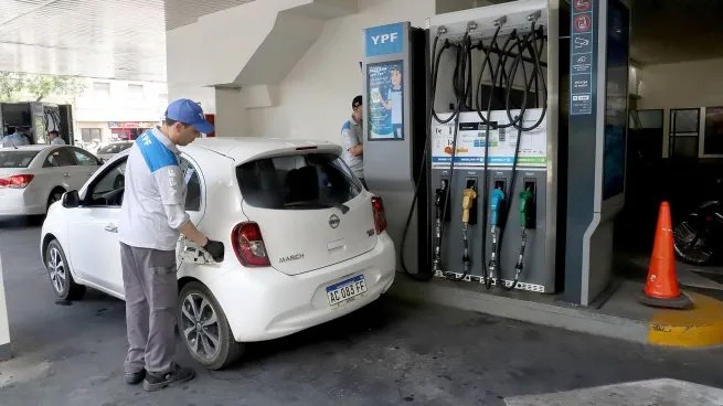 Combustibles: Caputo posterga suba de impuestos, pero naftas y gasoil suben hasta 7% desde el lunes