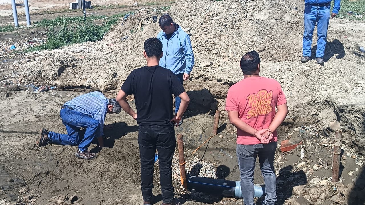 Servicios Publicos trabaja en rotura de cañería entre los barrios Rotary 23 y Esperanza 