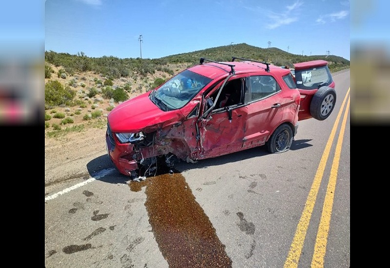Una camioneta sufrió una falla en la dirección y chocó contra un camión en Ruta 26