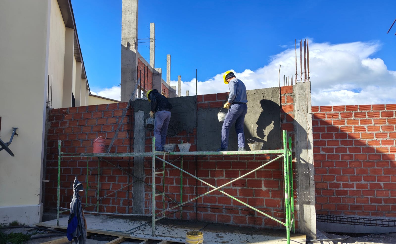 Avance en Los Antiguos: Entra en una nueva fase la construcción del gimnasio de la Escuela N° 15