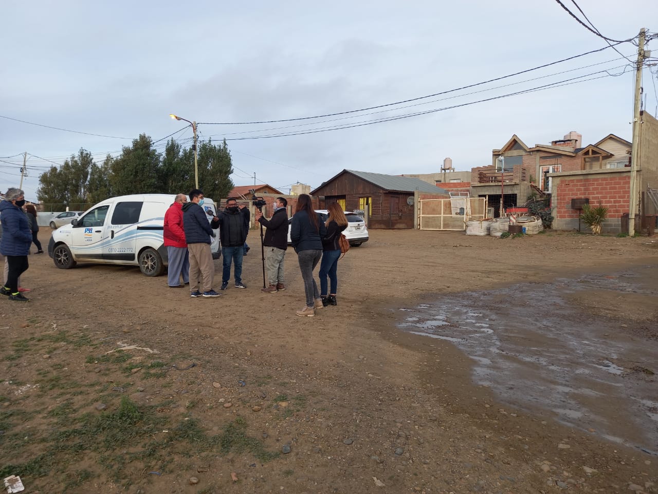 Vecinos escracharon domicilio que arroja líquidos cloacales a la calle y el propietario se defendió en vivo