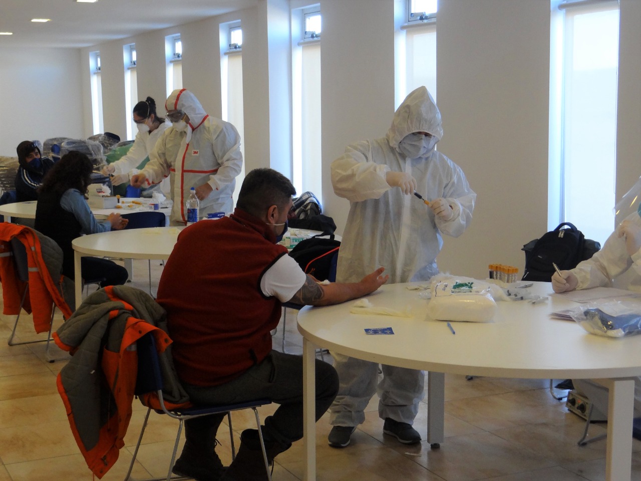 Las Heras: Personal del ministerio de salud realizó testeos a trabajadores en zona de Los Perales 