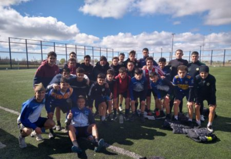 Santa Cruz define representantes en natación y fútbol para la Araucanía
