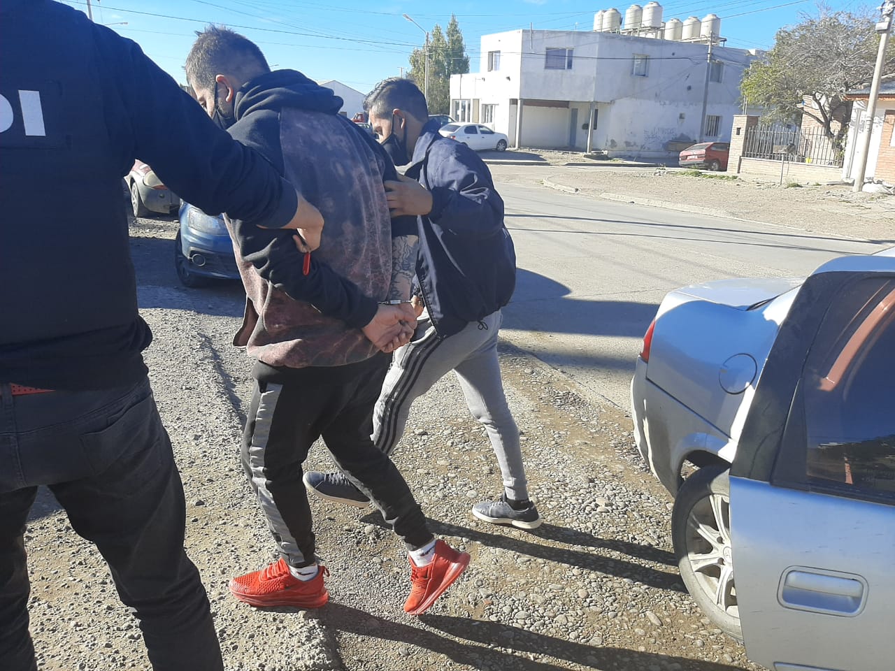 Detienen a un hombre de 43 años, que intento fugarse, con pedido de captura por causa de estupefacientes del año 2017 