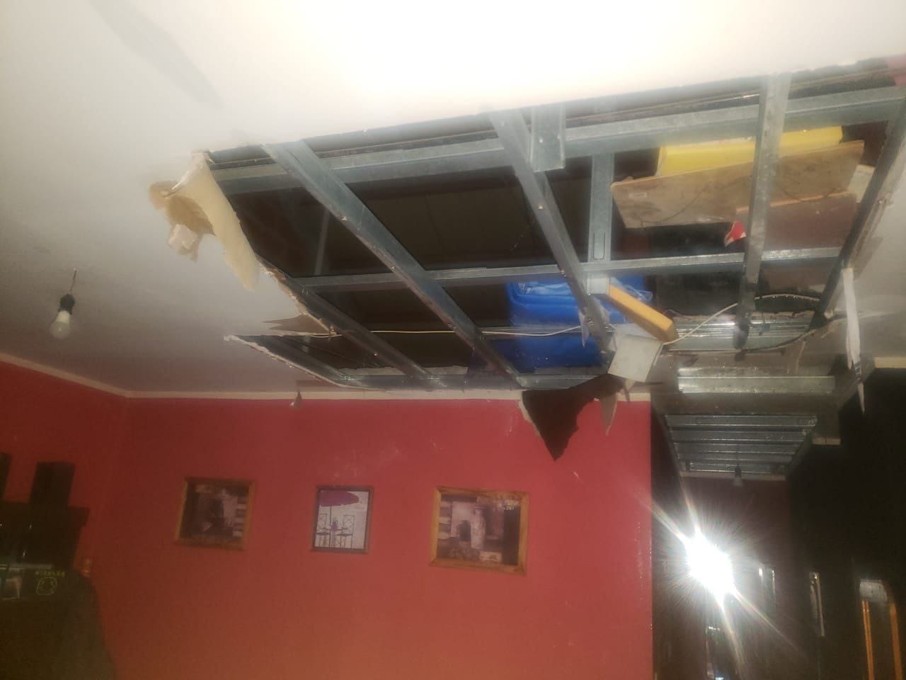 Personal de bomberos asistió en la inundación de una vivienda