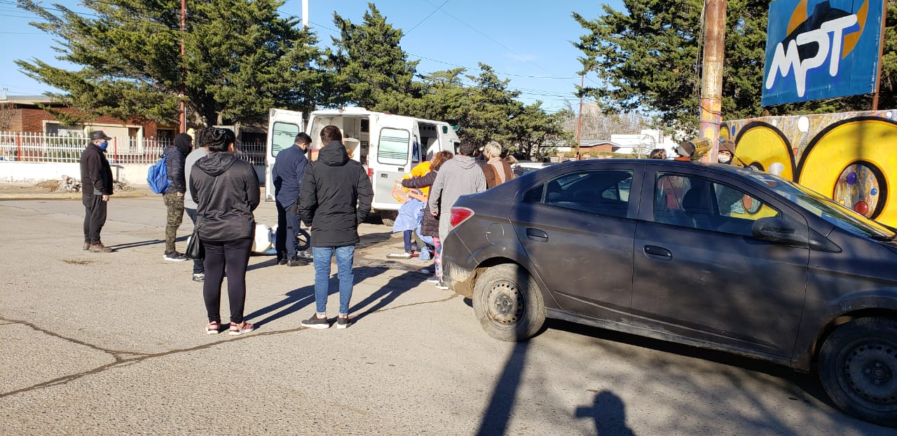 Fue derivado al hospital de Caleta: un motociclista choco contra un auto y pegó su cabeza en un cordón
