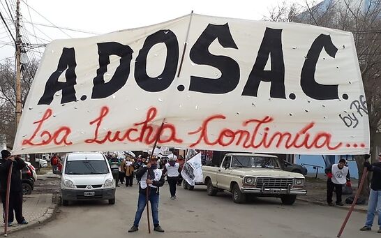 ADOSAC realizó un manifiesto por el día del trabajador y expresó su descontento por la posición desigual que se le otorga al docente en la provincia