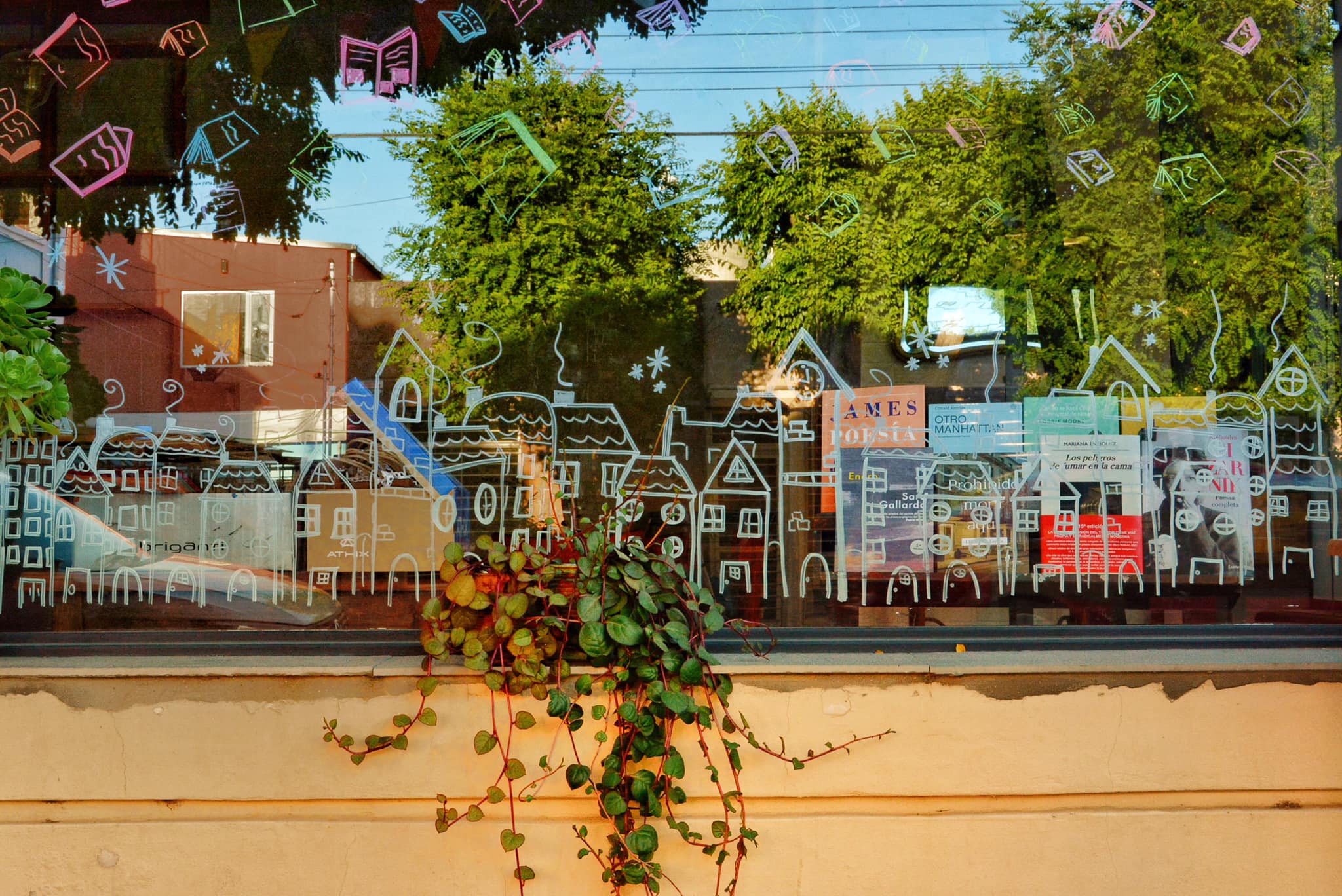 Música, arte y lecturas: Intervención artística en una librería caletense