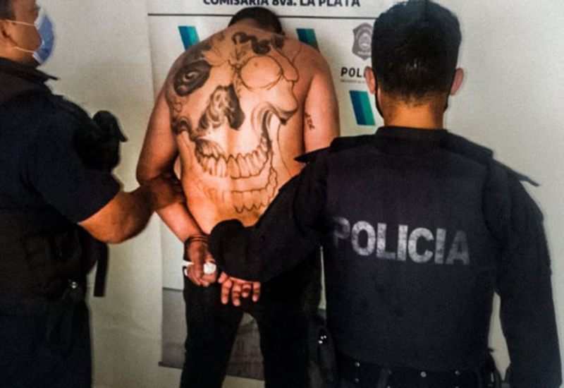 Detuvieron a un hombre que violó una restricción perimetral y amenazó a su expareja con una katana