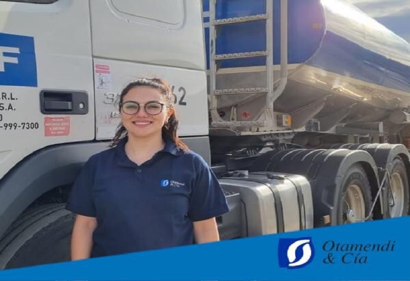 Perfume de mujer: Otamendi & Cia incorporó a la primer camionera al volante en transporte de cargas